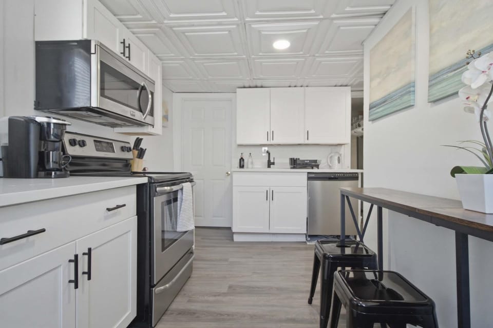 2BR Near Airport public transit to downtown Apartment in Boston