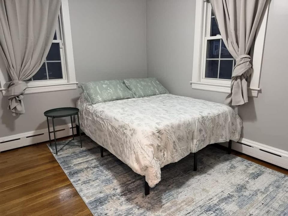 Comfortable 4 Bed Home close to Gillette House in Foxborough