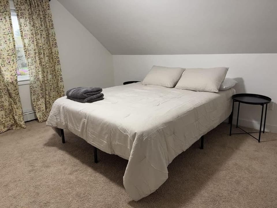 Comfortable 4 Bed Home close to Gillette House in Foxborough