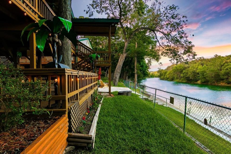 Cozy Vintage House Relax by the Guadalupe River House in Canyon Lake