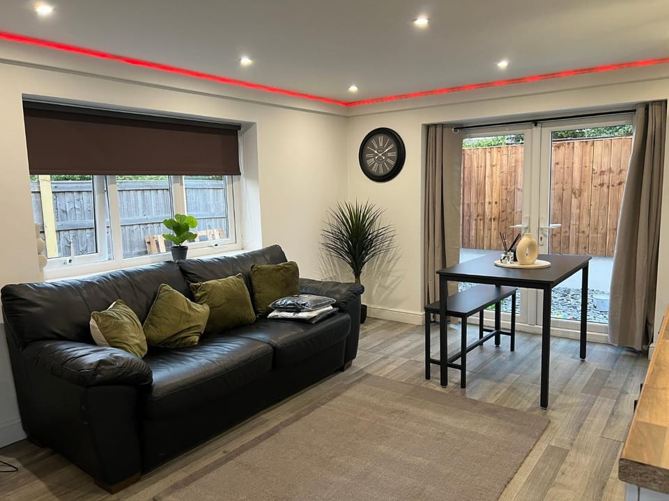 The Annex EV 10 per night Apartment in Southport