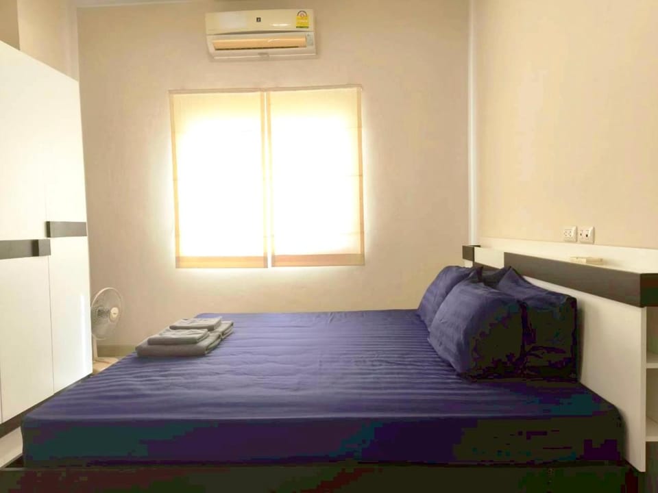 Bed, Photo of the whole room, Bedroom, towels, air conditioner