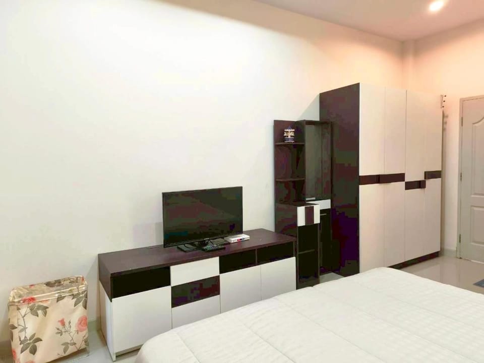 Bed, TV and multimedia, Photo of the whole room, Bedroom, wardrobe
