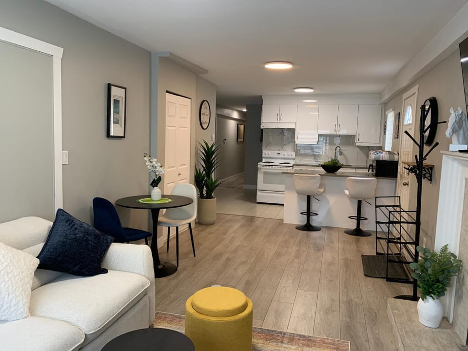 Kitchen or kitchenette, Living room, Seating area, Dining area, stove