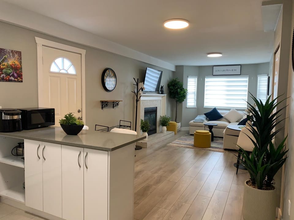 TV and multimedia, Kitchen or kitchenette, Living room, Seating area