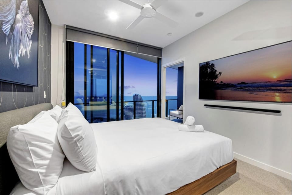 Luxe 2BR Apt with Stunning Ocean and City Views! Apartment in Gold Coast