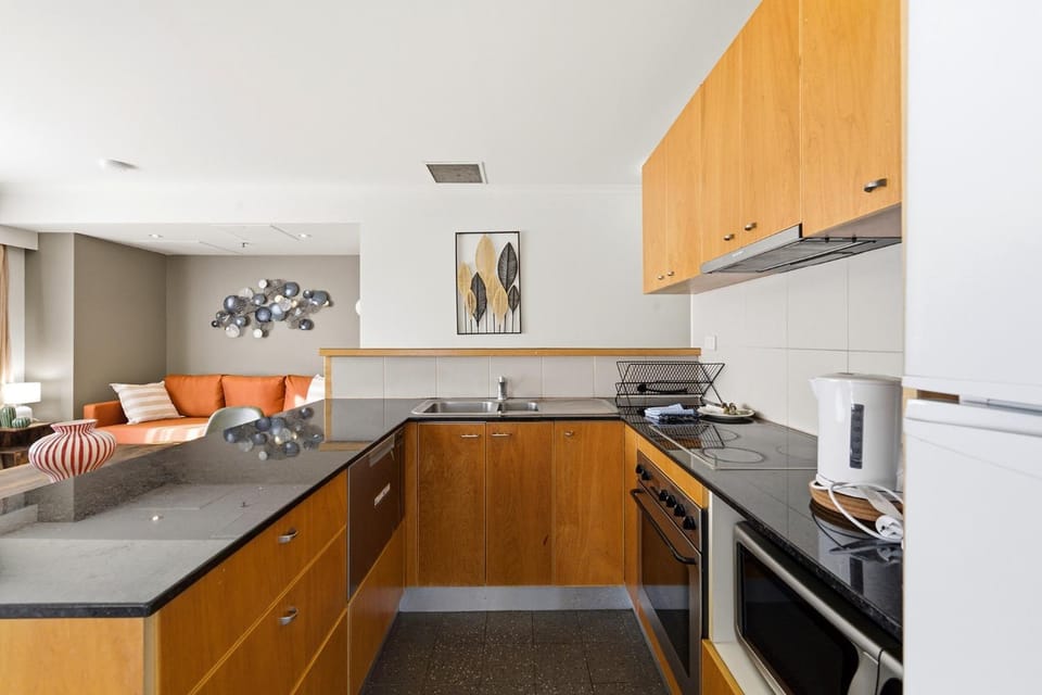Stylish 2-Bed Stay with Pool & Parking Apartment in Canberra