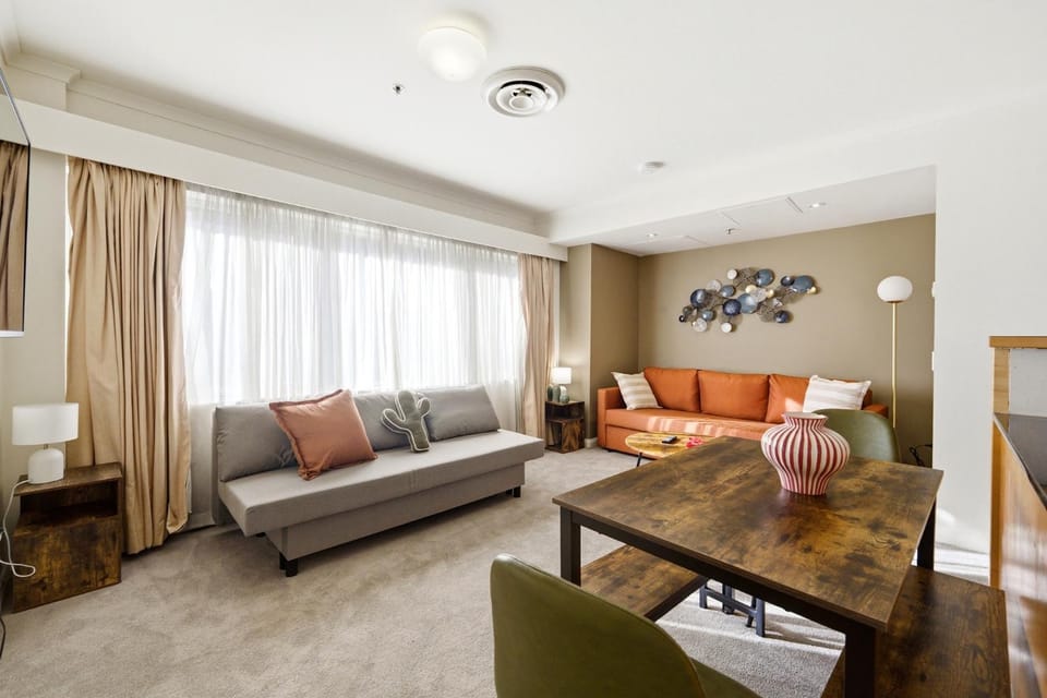 Stylish 2-Bed Stay with Pool & Parking Apartment in Canberra