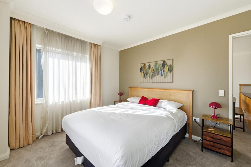 Stylish 2-Bed Stay with Pool & Parking Apartment in Canberra