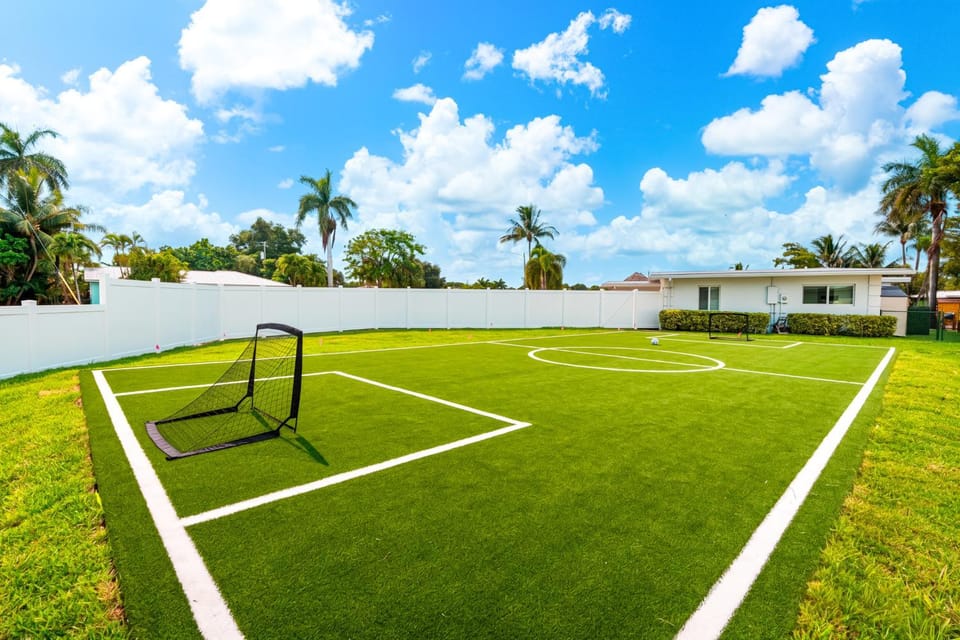 Pool, Hot Tub, Soccer Field, Tiki Hut, Sauna House in Lake Clarke Shores