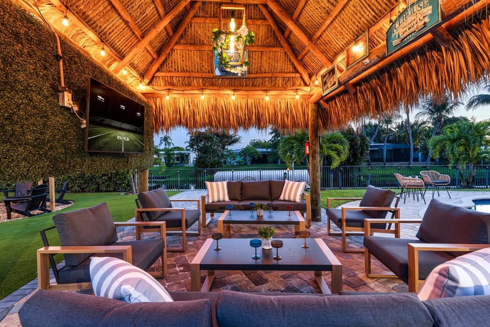 Pool, Hot Tub, Soccer Field, Tiki Hut, Sauna House in Lake Clarke Shores