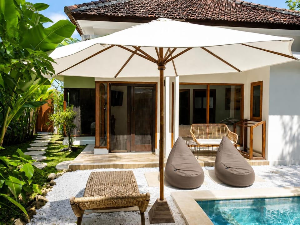 Property building, Facade/entrance, Garden, Balcony/Terrace, Garden view, Swimming pool