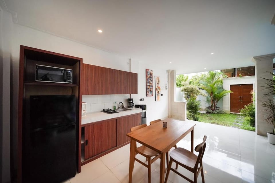 Kitchen or kitchenette, Dining area, microwave, minibar, oven, stove