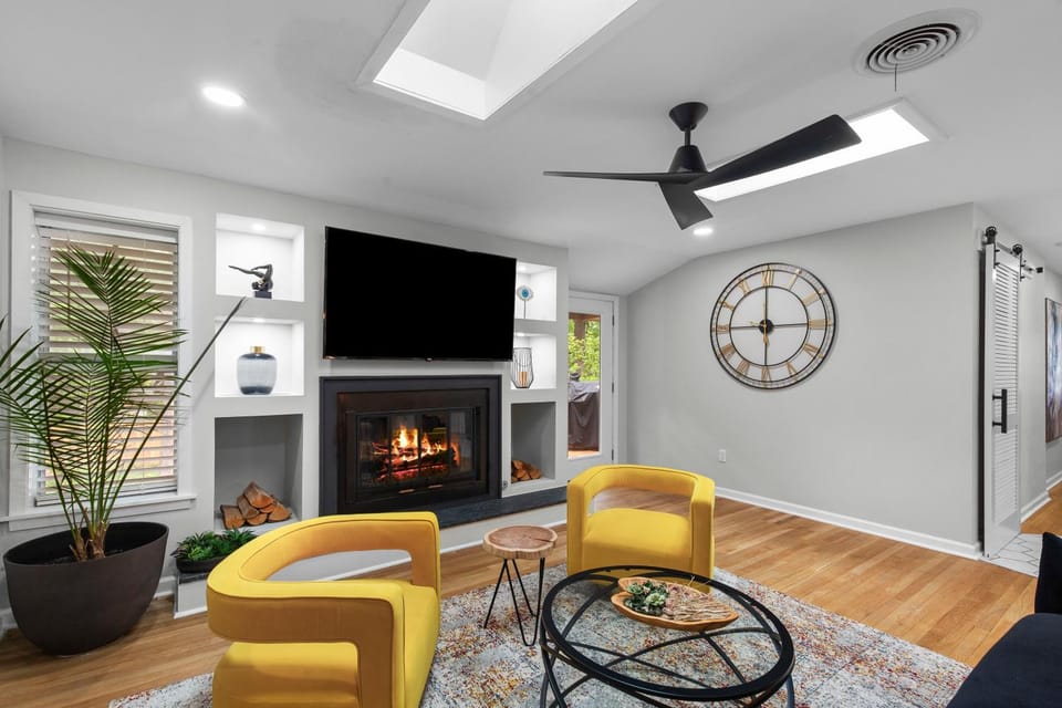 TV and multimedia, Living room, Seating area, fireplace