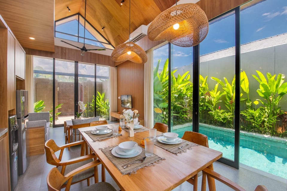 Dining area, Pool view