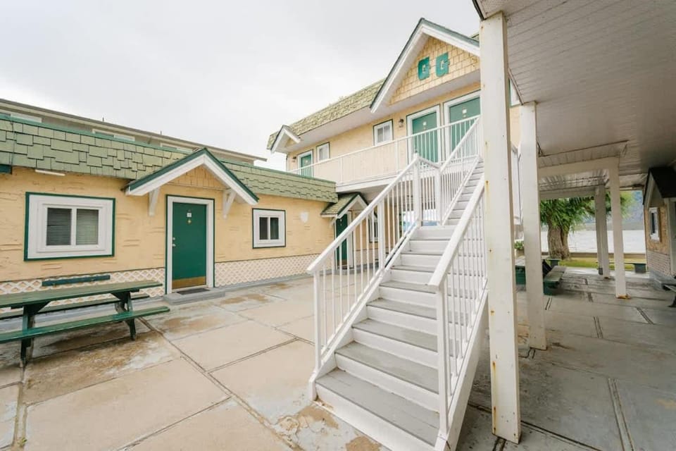 Studio Suite 8 Green Gables Resort Hotel in Osoyoos