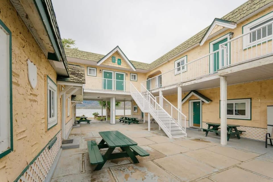 Studio Suite 8 Green Gables Resort Hotel in Osoyoos