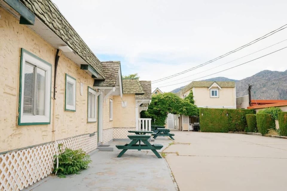 1 BR Suite 9 at Green Gables Resort House in Osoyoos