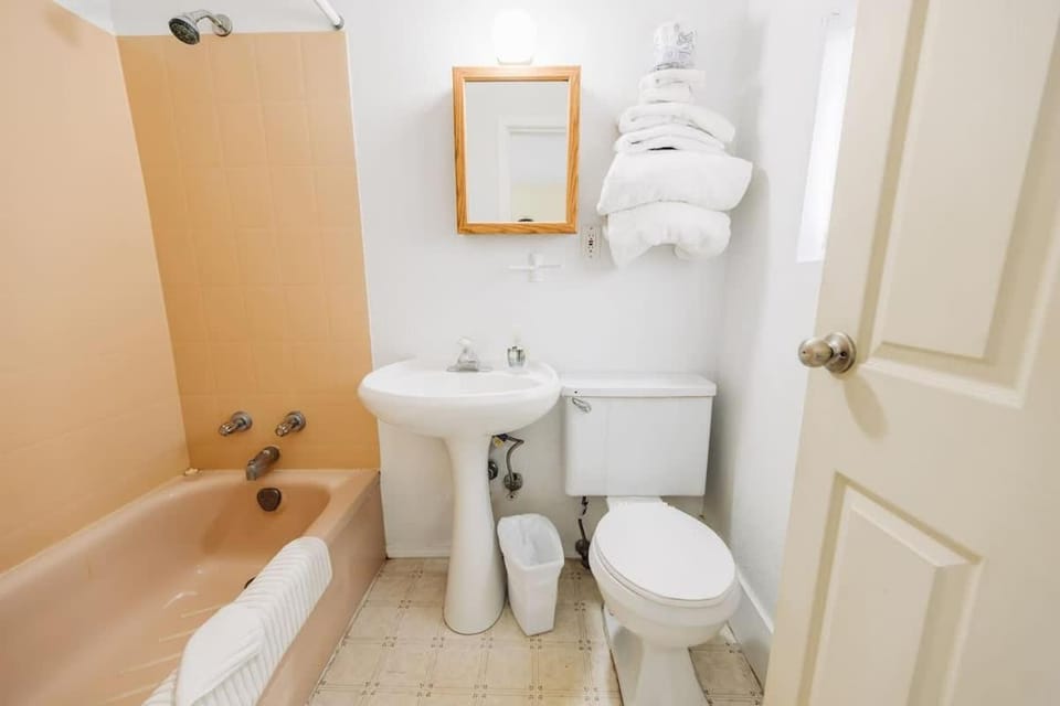 1 Bedroom Suite 6 at the Green Gables Resort House in Osoyoos