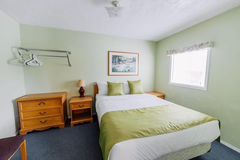 1 Bedroom Suite 6 at the Green Gables Resort House in Osoyoos