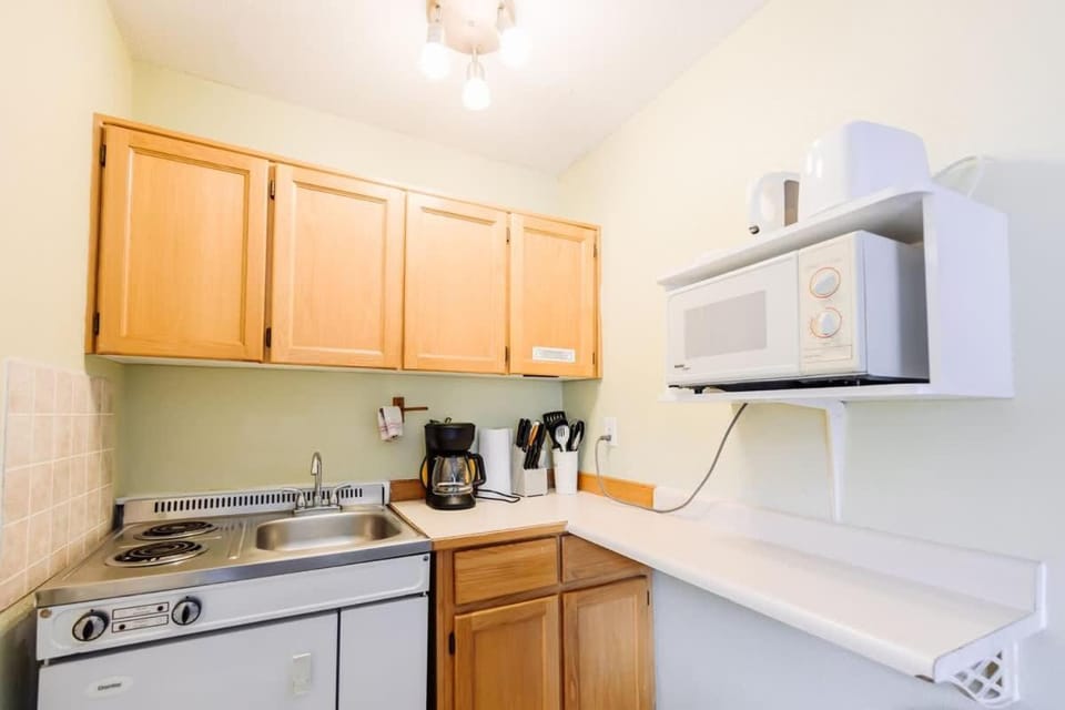 1 Bedroom Suite 6 at the Green Gables Resort House in Osoyoos