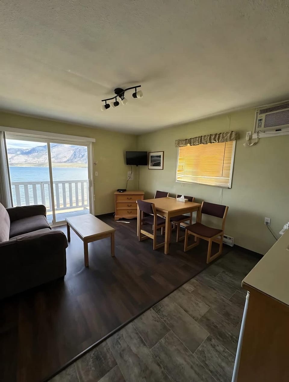 Suite 16 Green Gables Resort Lake View Retreat Hotel in Osoyoos