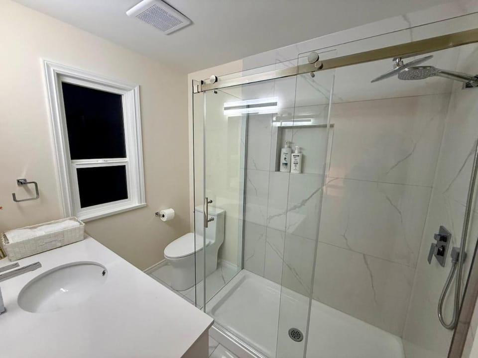 Warm and Cozy Bedroom with Private Bathroom Vacation rental in Richmond