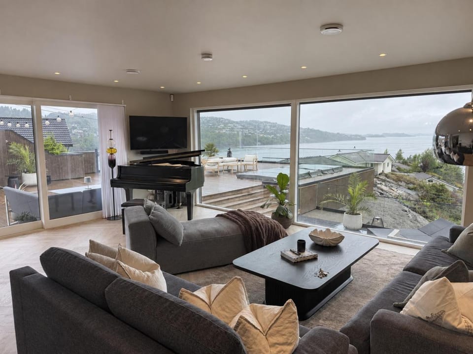 View (from property/room), Balcony/Terrace, Living room