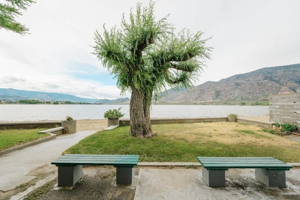 Suite 11 Green Gables Resort Lake View Retreat House in Osoyoos