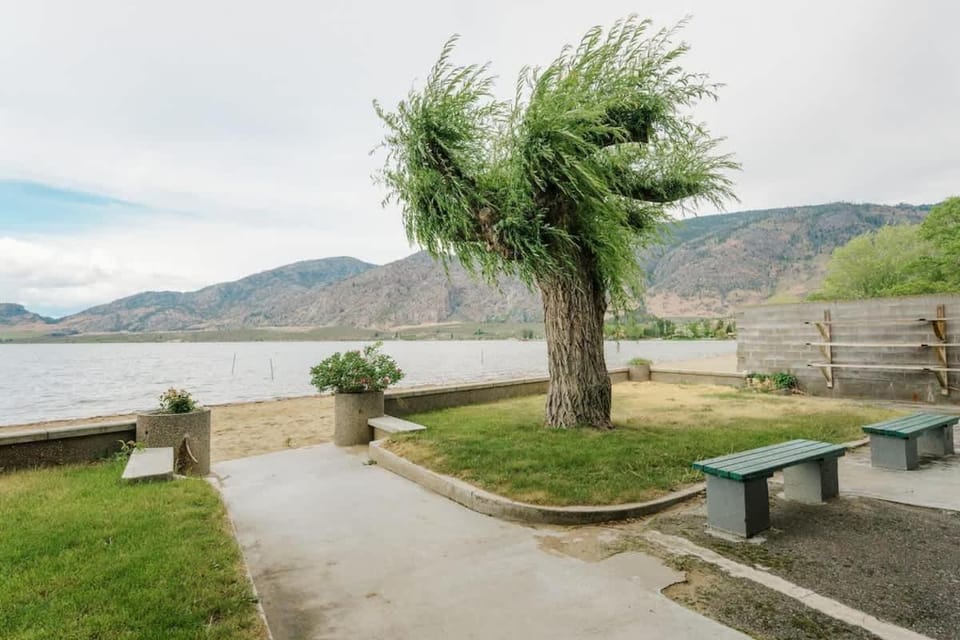 Suite 11 Green Gables Resort Lake View Retreat House in Osoyoos