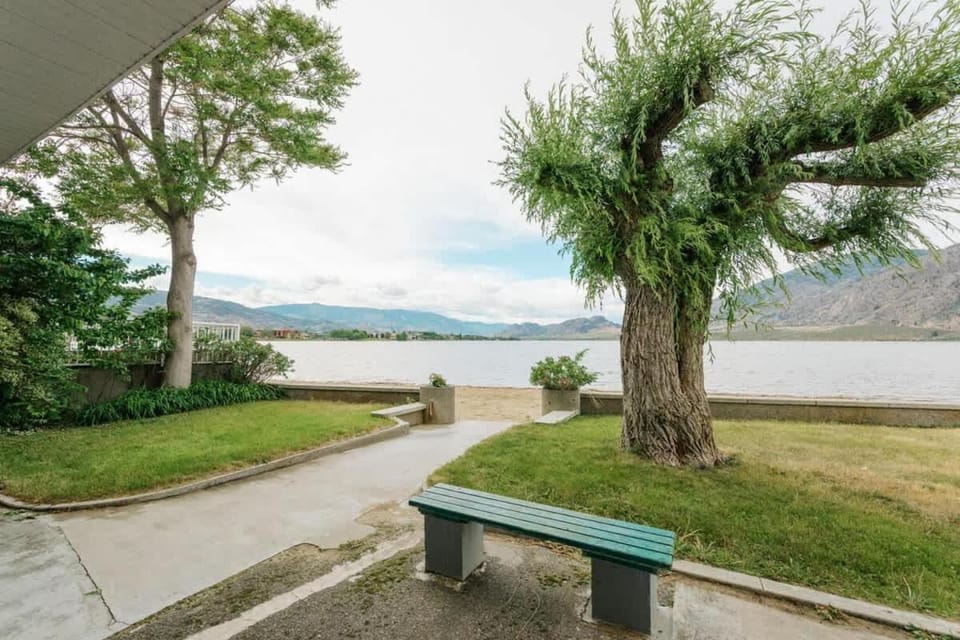 Suite 11 Green Gables Resort Lake View Retreat House in Osoyoos