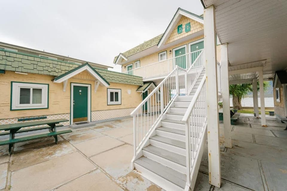 Suite 15 Green Gables Resort Lake View Retreat Hotel in Osoyoos