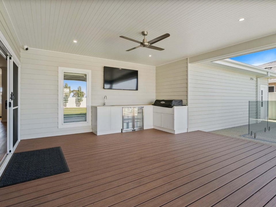 The Hamptons Retreat House in Yarrawonga