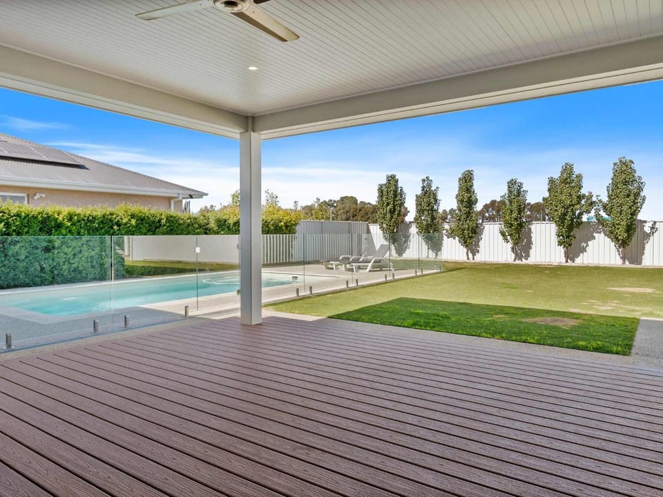 The Hamptons Retreat House in Yarrawonga