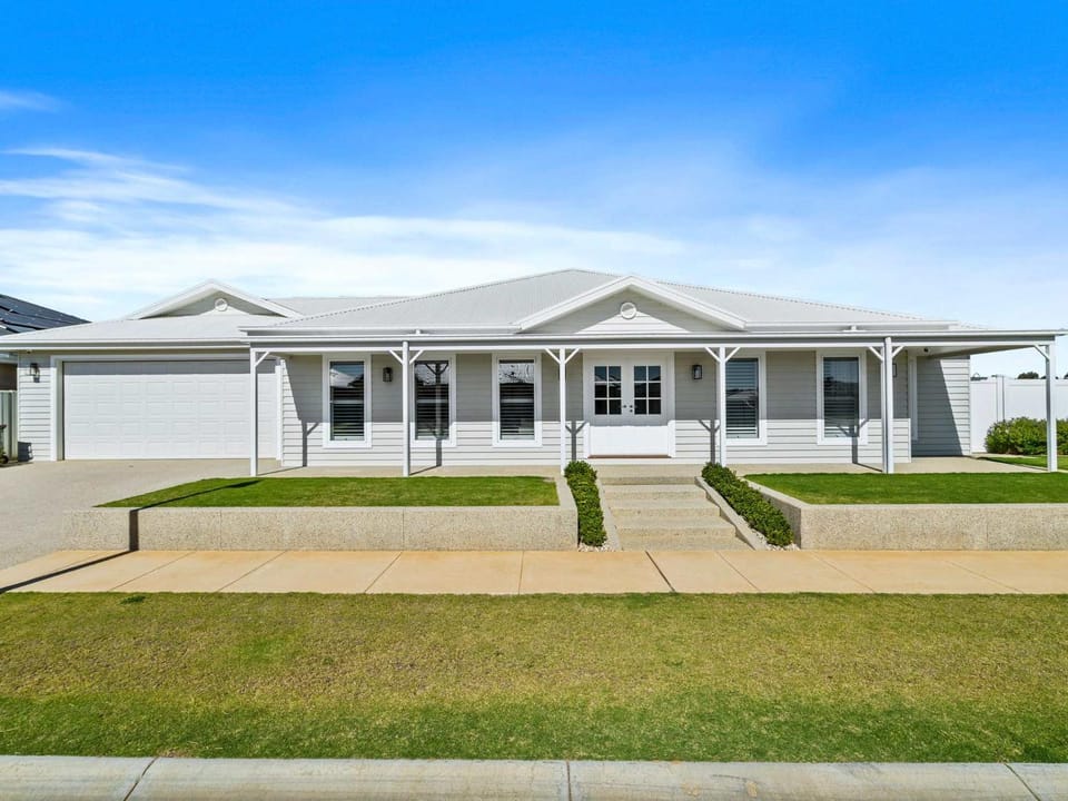 The Hamptons Retreat House in Yarrawonga