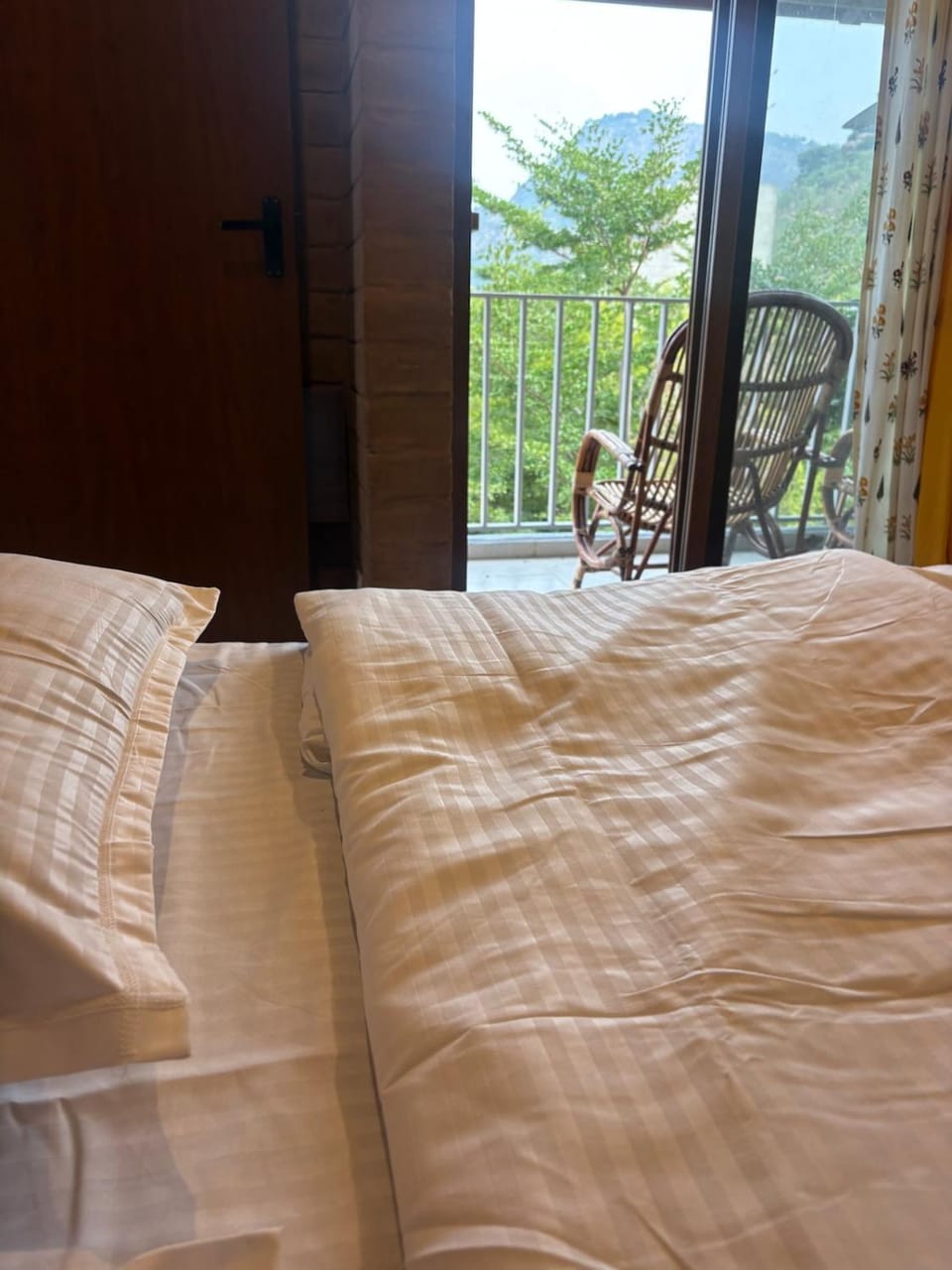 Balcony/Terrace, Bedroom, Mountain view