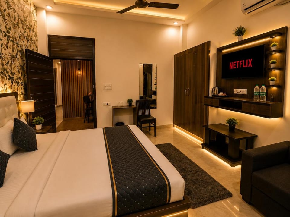 Property building, Bed, TV and multimedia, Living room, Photo of the whole room, Seating area, Bedroom, City view, fireplace, air conditioner