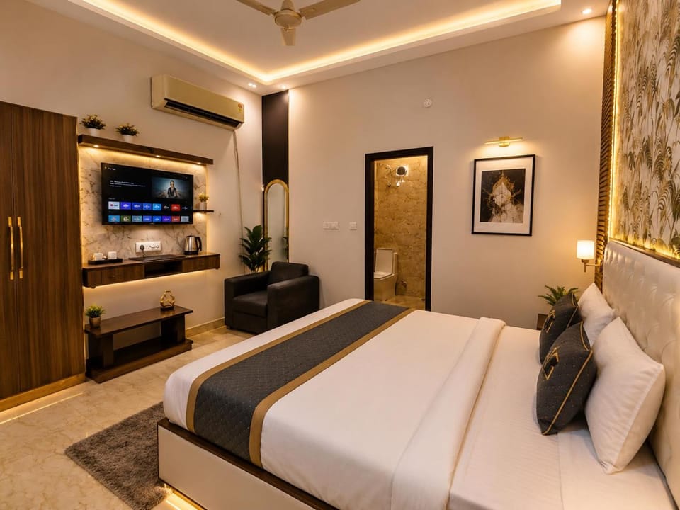 Property building, Communal lounge/ TV room, Bed, TV and multimedia, Living room, Photo of the whole room, Seating area, Evening entertainment, Bedroom, hair dresser, air conditioner