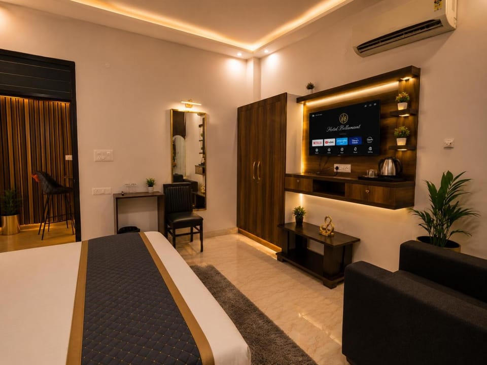 Property building, Bed, TV and multimedia, Living room, Photo of the whole room, Seating area, Bedroom, air conditioner