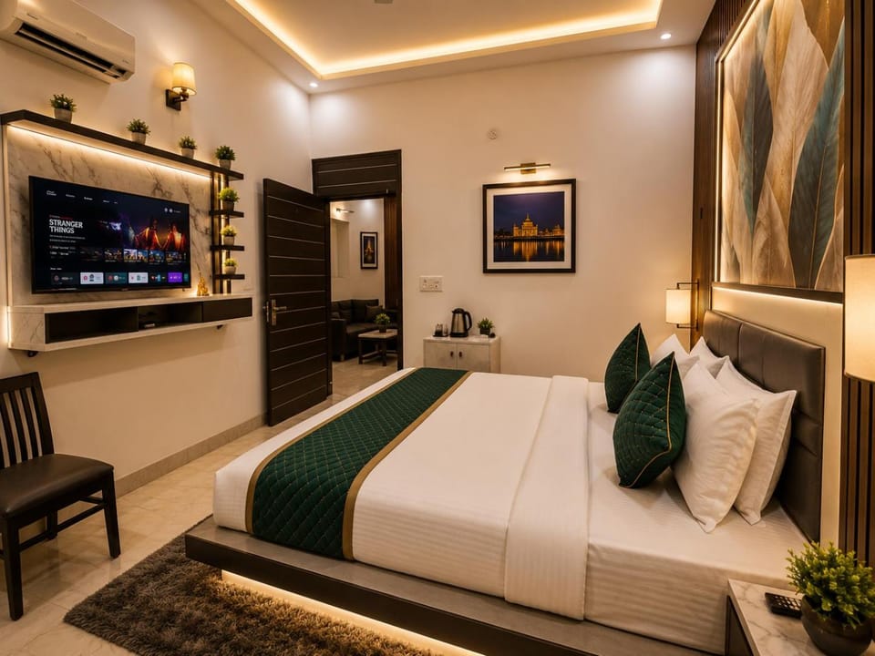 Property building, Bed, TV and multimedia, Photo of the whole room, Bedroom, air conditioner