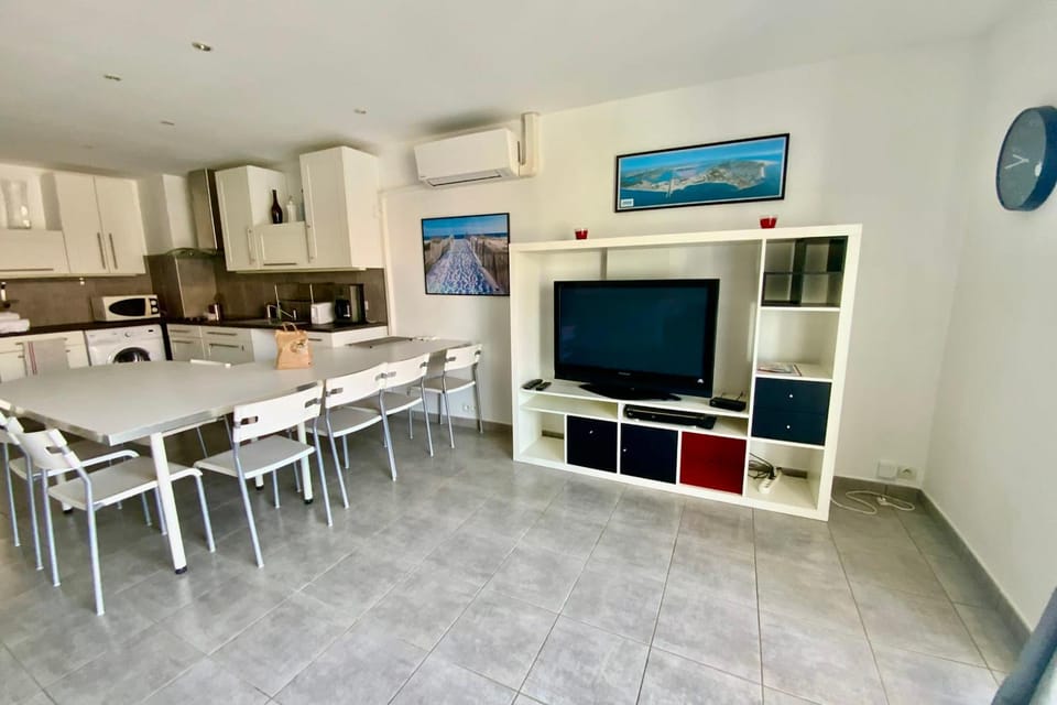 TV and multimedia, Kitchen or kitchenette, Dining area, oven, stove