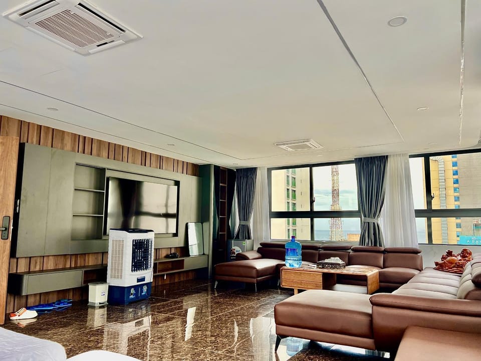 TV and multimedia, Living room, Seating area, air conditioner
