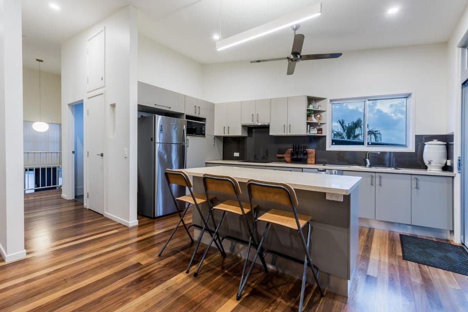 Kitchen or kitchenette, dishwasher, stove