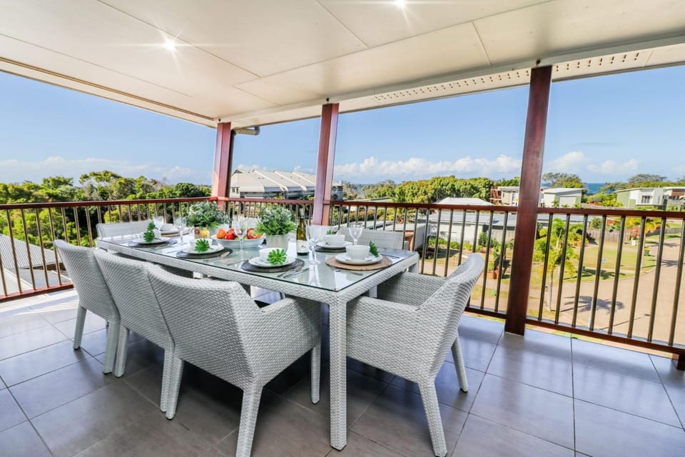 View (from property/room), Balcony/Terrace, Dining area