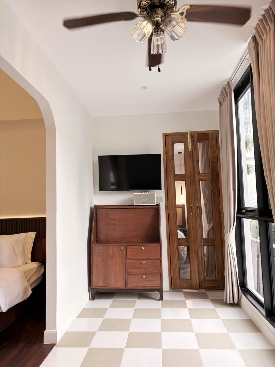 TV and multimedia, Living room, Photo of the whole room, Seating area, Bedroom