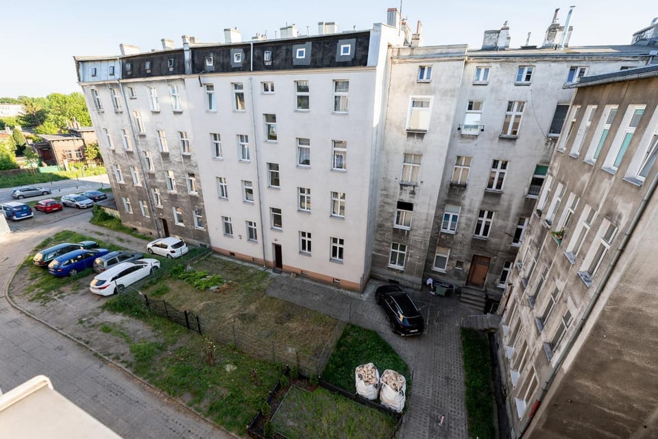 Neighbourhood, Location