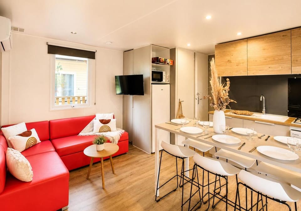 TV and multimedia, Kitchen or kitchenette, Living room, Dining area