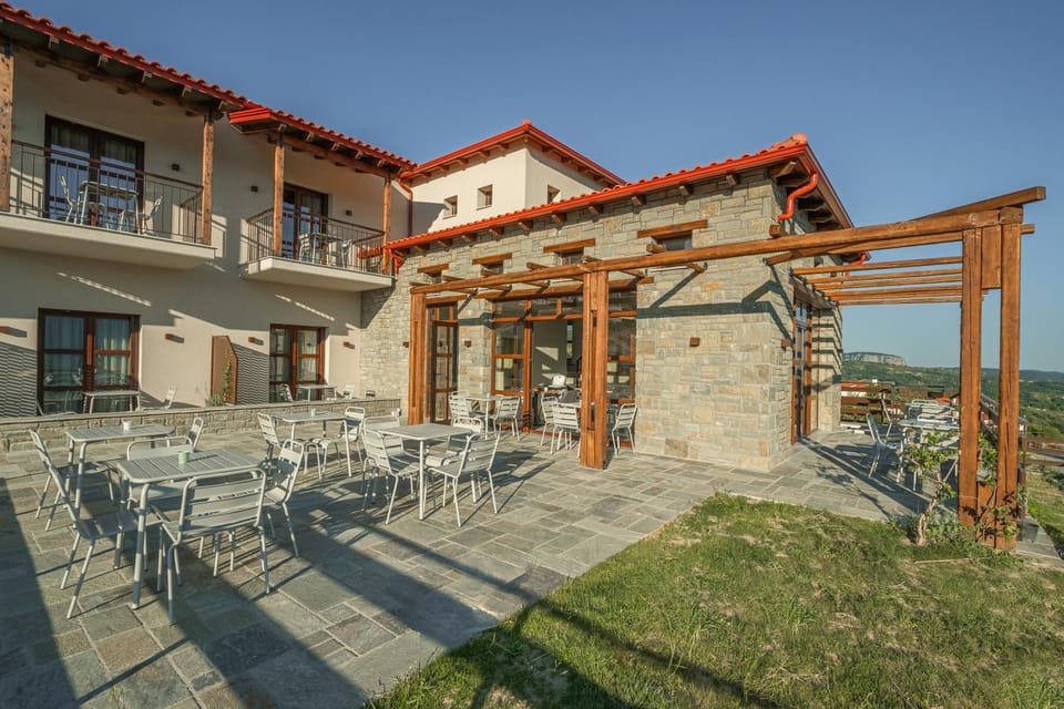Property building, Patio, Balcony/Terrace