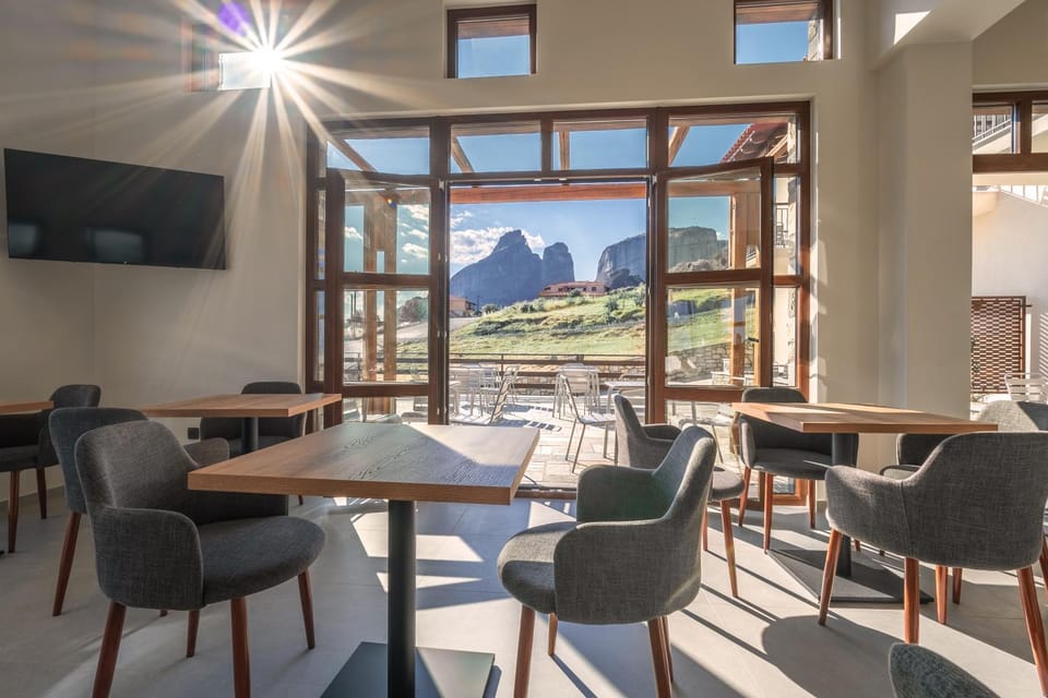 Restaurant/places to eat, Communal lounge/ TV room, Natural landscape, TV and multimedia, Living room, Banquet/Function facilities, Seating area, Dining area, Evening entertainment, Mountain view