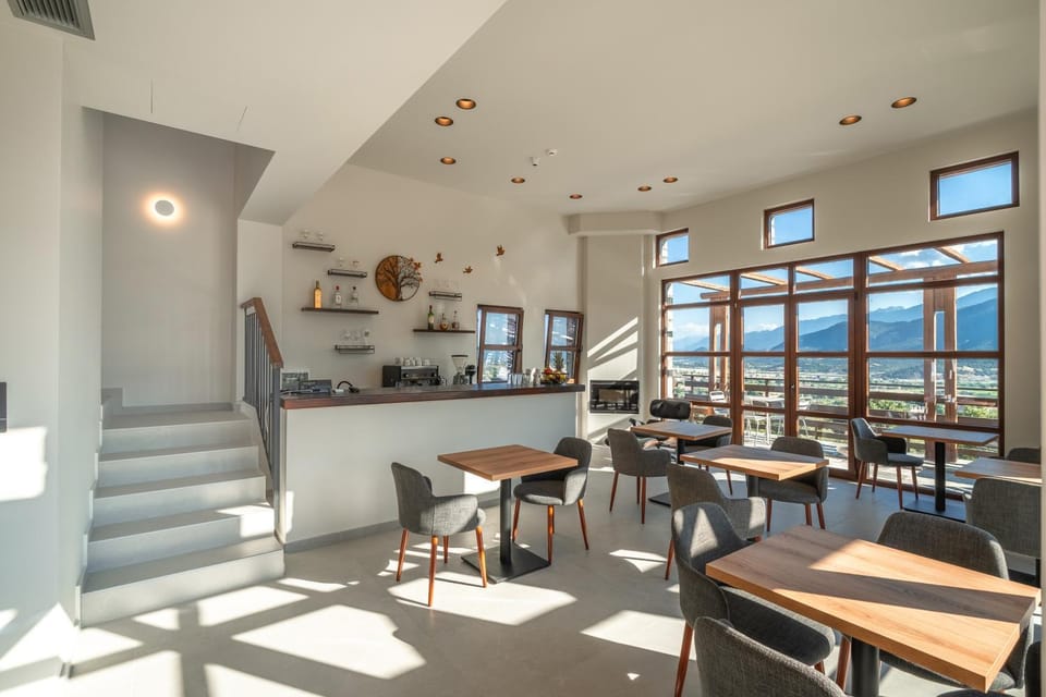 Restaurant/places to eat, Living room, Lounge or bar, Banquet/Function facilities, Seating area, Dining area, fireplace